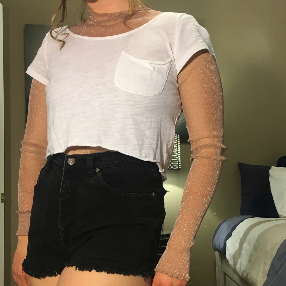 White crop with criss-cross daisy detailing